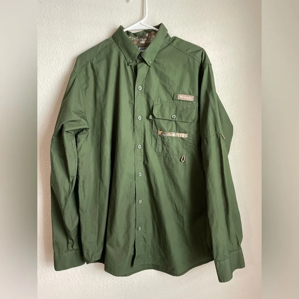 Columbia MilitaryGreen with camo lining Casual Button Down Shirt size M